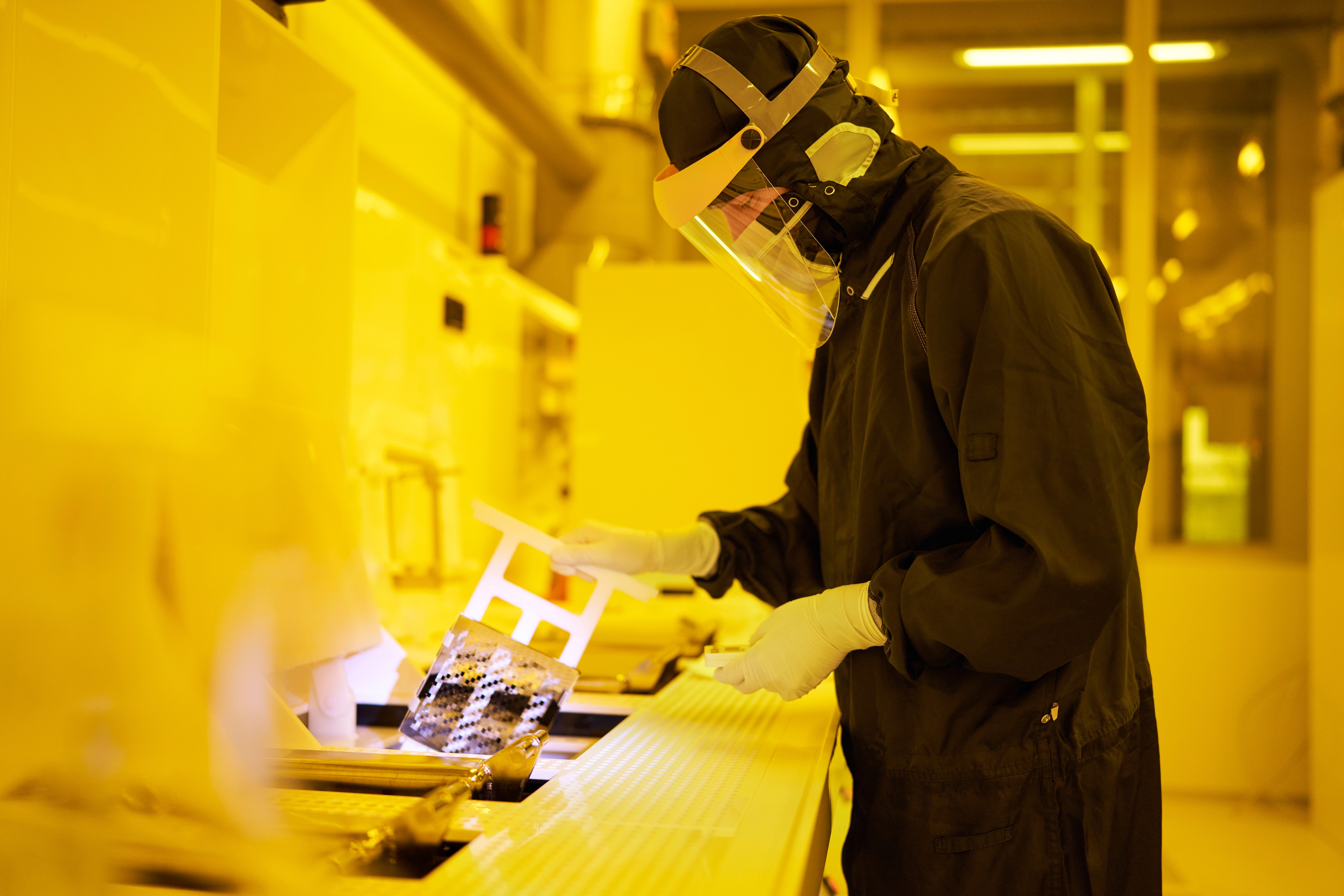Jenoptik employee in the manufacture of micro-optical components
