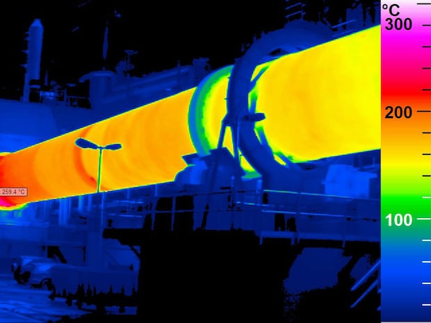 Thermal image of a rotary kiln used for temperature monitoring of calcination processes in cement production. ロータリーキルン
