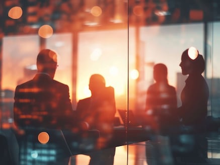 Undeutliche Personengruppe im Raum mit Gegenlicht